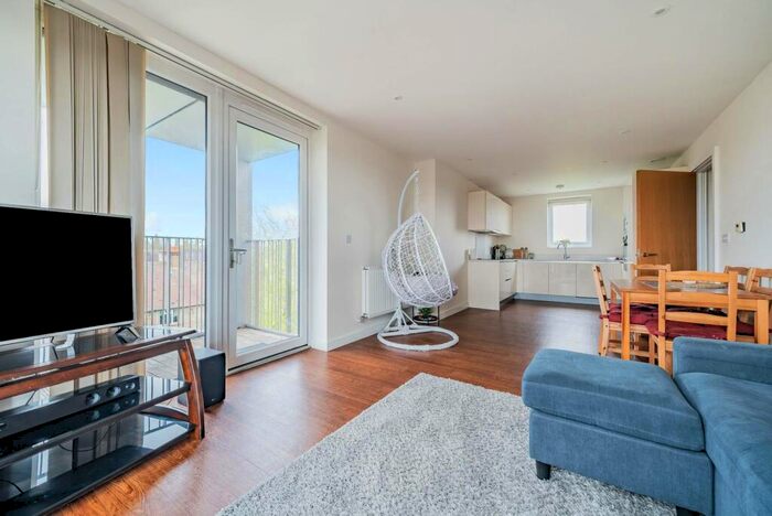 2 Bedroom Flat To Rent In Dukes Court, Stanmore, HA7