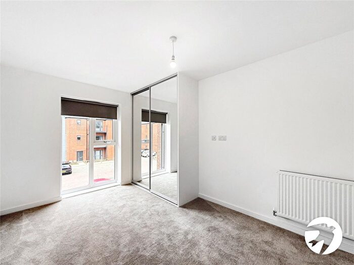 2 Bedroom Flat To Rent In Batesford Close, Kings Hill, West Malling, Kent, ME19