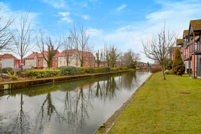 2 Bedroom Flat For Sale In Newbury, Berkshire, RG14
