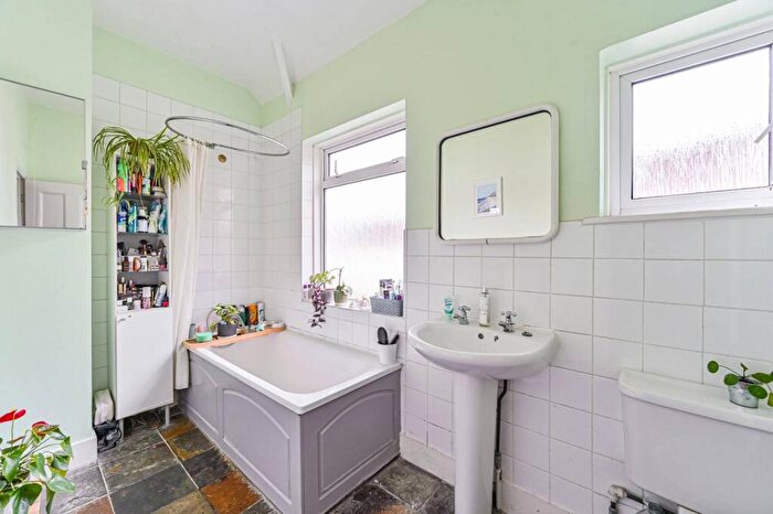 2 Bedroom Flat For Sale In Cromwell Avenue, Bromley, BR2