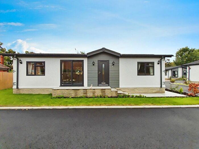 2 Bedroom Mobile/park Home For Sale In Wellington Road, Sandhurst, GU47