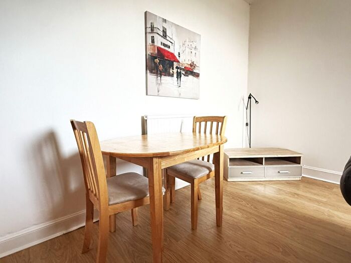 2 Bedroom Flat To Rent In High Street, Inverkeithing, Fife, KY11