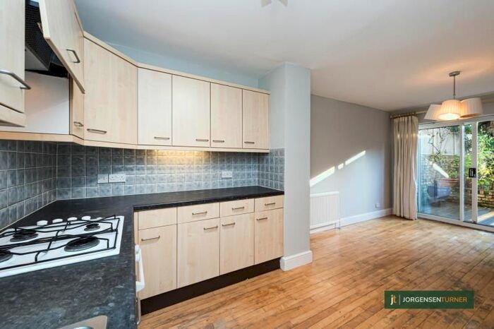 2 Bedroom Flat To Rent In Stanlake Road, London, W12