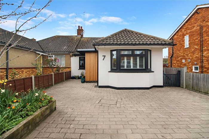 3 Bedroom Bungalow For Sale In Merryfield Approach, Leigh-On-Sea, Essex, SS9