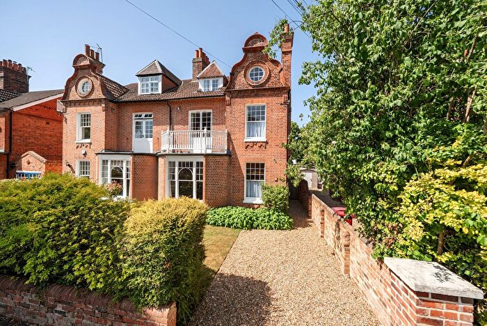 6 Bedroom Semi Detached House For Sale In Downshire Square, Reading, Berkshire, RG1