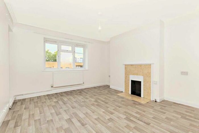 3 Bedroom Flat To Rent In Streatham Hill, London, SW2