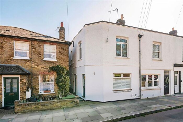 1 Bedroom Flat For Sale In Walpole Road, Teddington, TW11