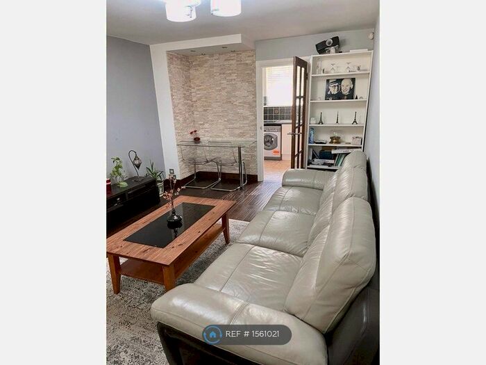 3 Bedroom Flat To Rent In Winterfold Close, London, SW19