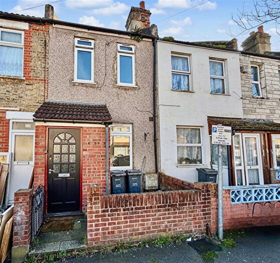 3 Bedroom Terraced House For Sale In Myrtle Road, Hounslow, TW3