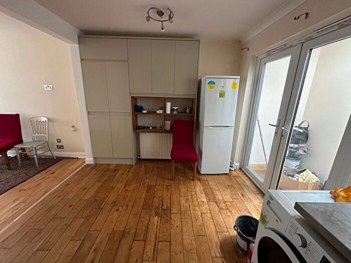 2 Bedroom Semi-Detached House To Rent In Fourth Avenue, Luton, Bedfordshire, LU3