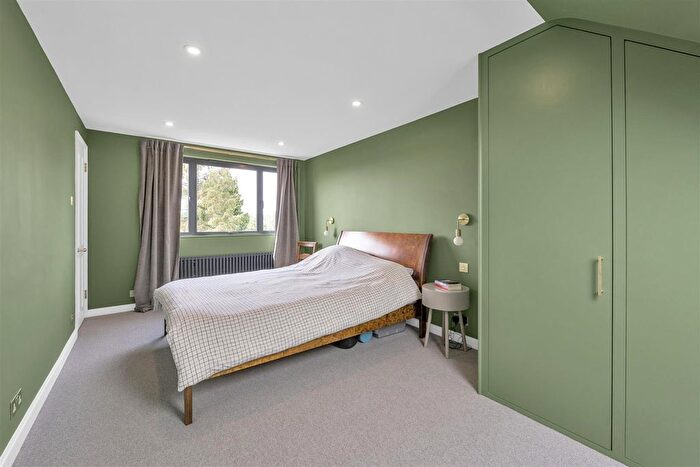 4 Bedroom Semi-Detached House For Sale In Barnfield Road, Harpenden, AL5