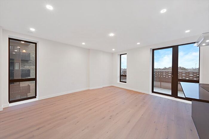 2 Bedroom Flat To Rent In Middle Road, London, W7