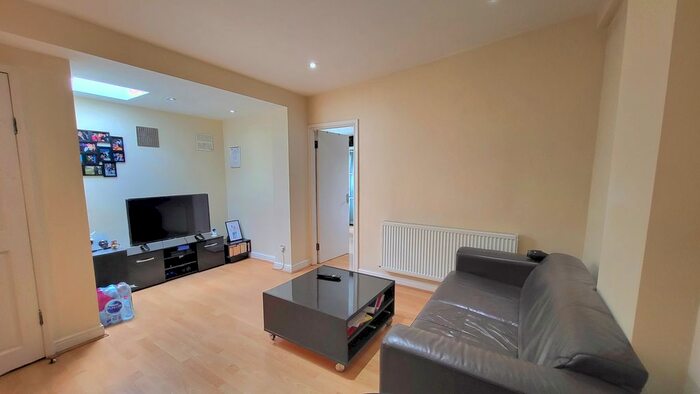 1 Bedroom Flat To Rent In Kimber Road, Wandsworth, SW18