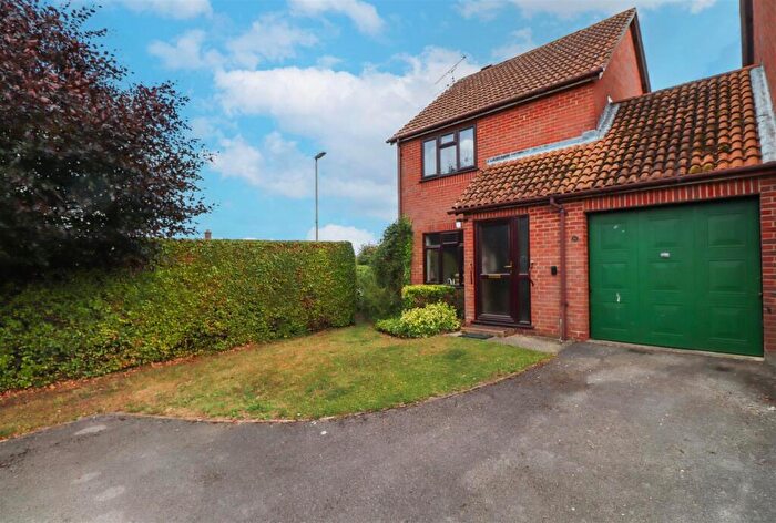 2 Bedroom Link Detached House For Sale In Hereford Close, Odiham, Hook, RG29
