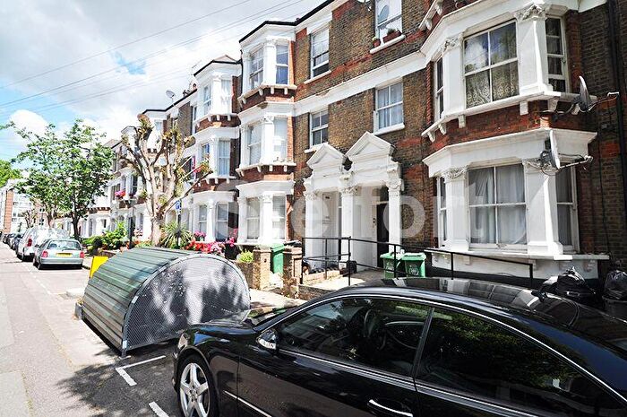 3 Bedroom Flat To Rent In College Place, London, NW1