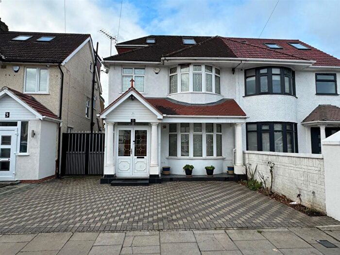 5 Bedroom Semi-Detached House To Rent In Oakwood Avenue, Southall, UB1