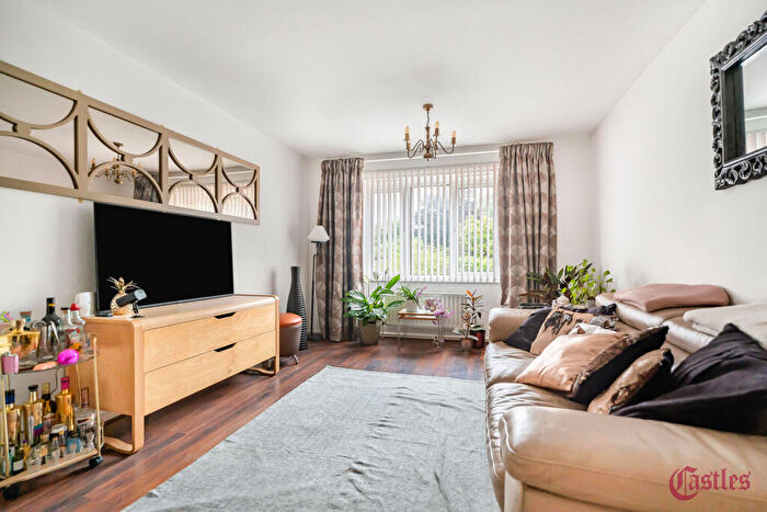 2 Bedroom Flat For Sale In Davey Close, London, N13