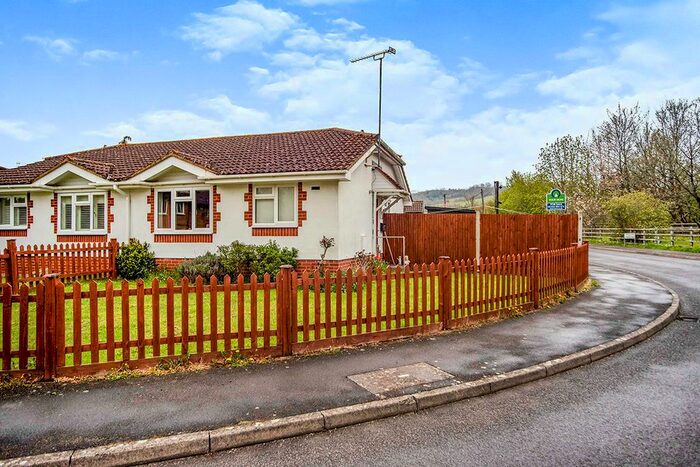 2 Bedroom Bungalow For Sale In Fairfield Close, Kemsing, Sevenoaks, Kent, TN15
