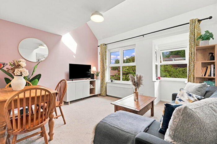 2 Bedroom Flat For Sale In Grovelands Close, SE5