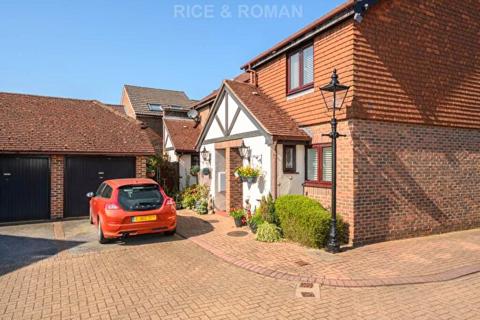 2 Bedroom Retirement Property For Sale In Onslow Mews, Chertsey, KT16