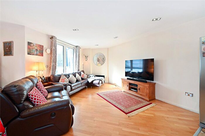 2 Bedroom Flat To Rent In Limeharbour, Isle Of Dogs, E14