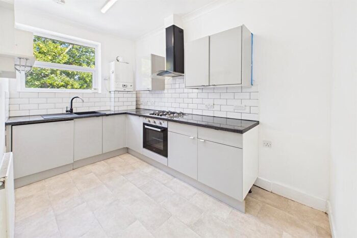 2 Bedroom Flat To Rent In South Avenue, Southend On Sea, SS2
