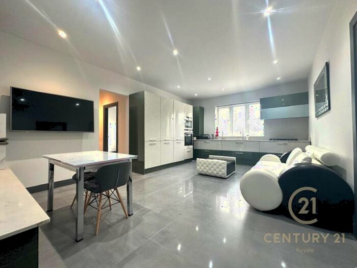 3 Bedroom Flat To Rent In The Avenue Worcester Park, KT4