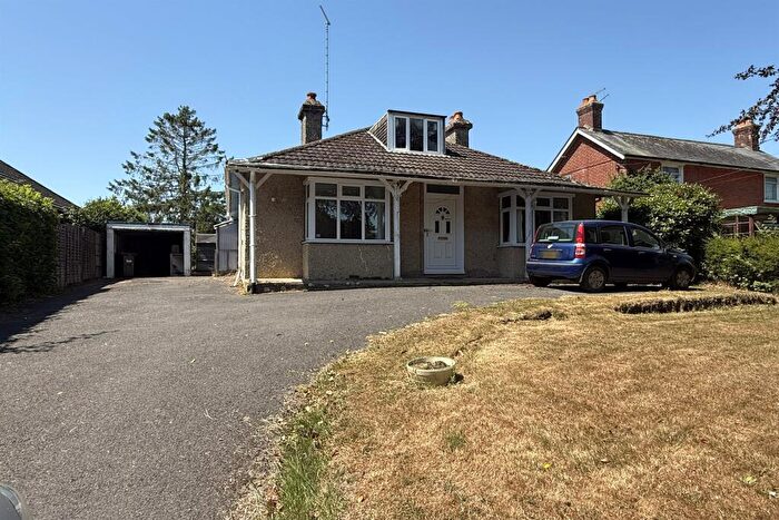 4 Bedroom Bungalow For Sale In Fordingbridge, SP6