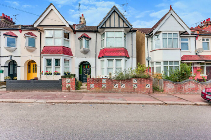 1 Bedroom Flat To Rent In Westbourne Grove, Westcliff-on-sea, SS0