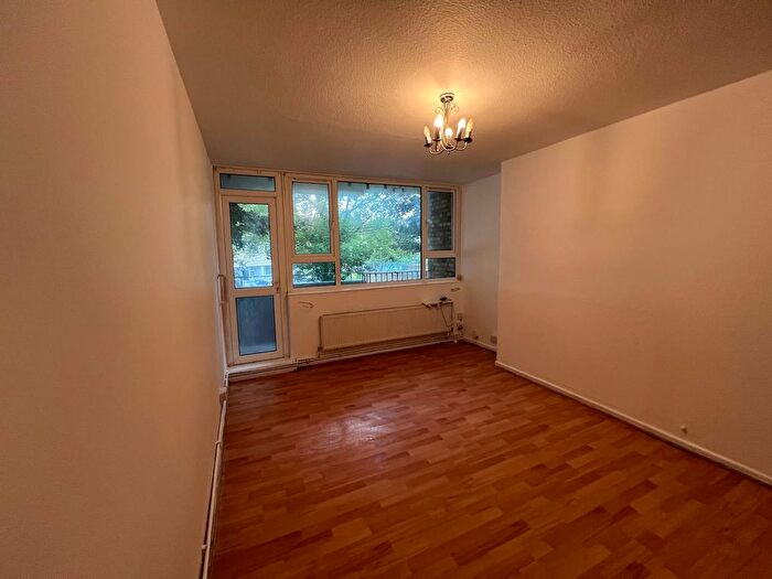 2 Bedroom Flat To Rent In Papworth Gardens, London, N7