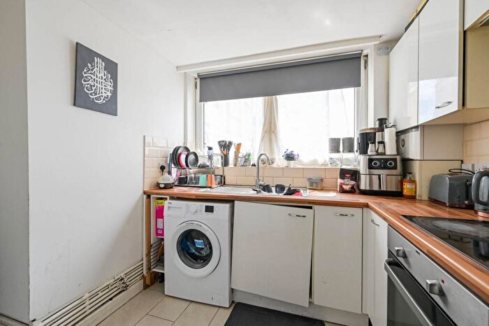 1 Bedroom Flat For Sale In Finsbury House, Bounds Green, London, N22