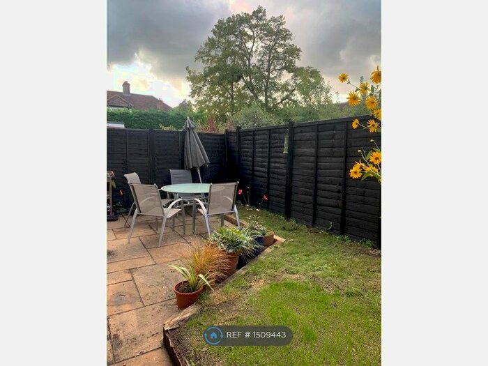 2 Bedroom Flat To Rent In Josephs Road, Guildford, GU1