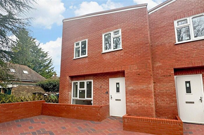 4 Bedroom Detached House For Sale In Station Approach, Whyteleafe, Surrey, CR3