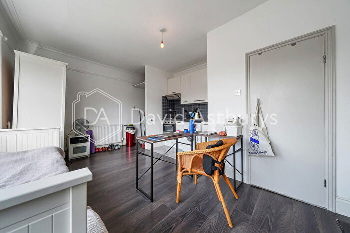 Apartment To Rent In Blackstock Road, Finsbury Park, London, N4