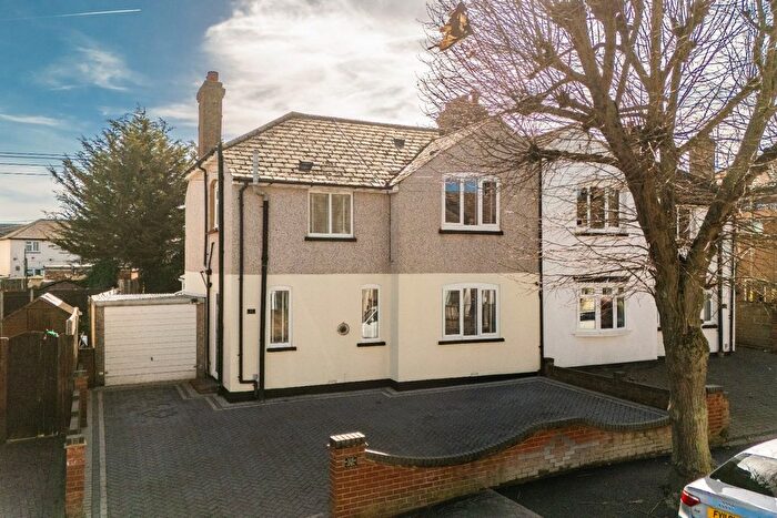 3 Bedroom Semi-Detached House For Sale In Milton Road, Swanscombe, Kent, DA10