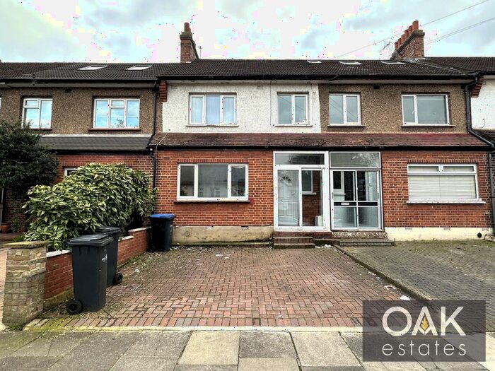 3 Bedroom Maisonette To Rent In Lister Gardens, London, N18