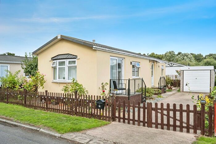 2 Bedroom Mobile/park Home For Sale In Ashfield Park, Scunthorpe, DN17