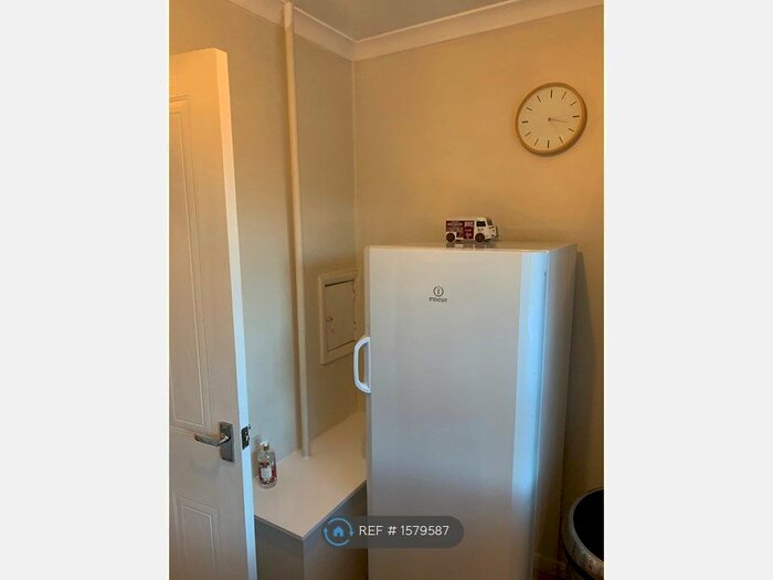 2 Bedroom Flat To Rent In Courtlands, Maidenhead, SL6