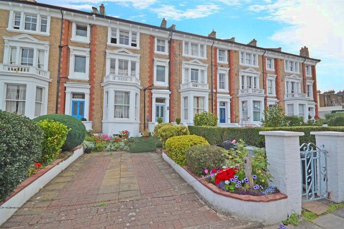 2 Bedroom Flat To Rent In The Barons, St Margarets, Twickenham, TW1