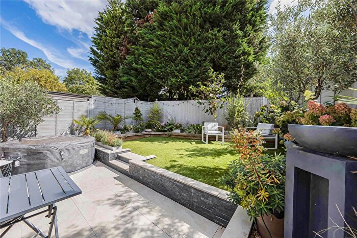 2 Bedroom End Of Terrace House For Sale In Somerset Close, New Malden, KT3