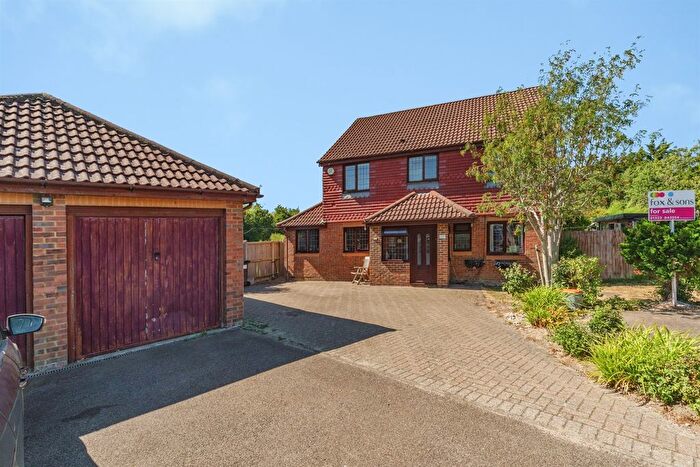 4 Bedroom Detached House For Sale In Coopers Way, Hailsham, BN27