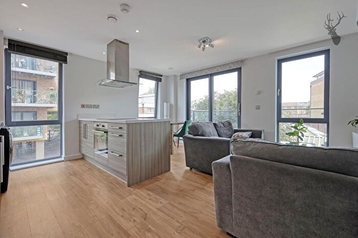 2 Bedroom Flat For Sale In Aubers Ridge Court, Bow, E3