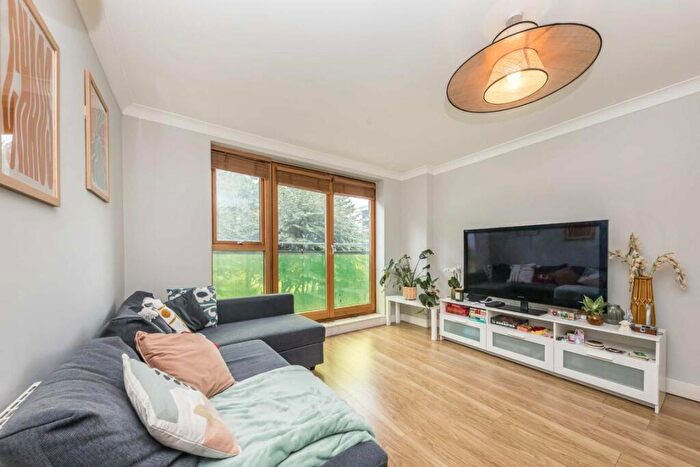 3 Bedroom Flat To Rent In Southgate Road, London, N1