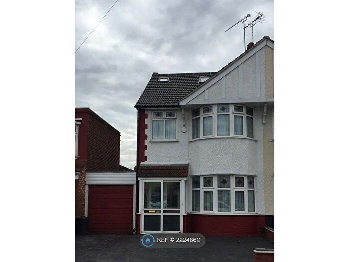 4 Bedroom Semi-Detached House To Rent In Rushden Gardens, Ilford, IG5