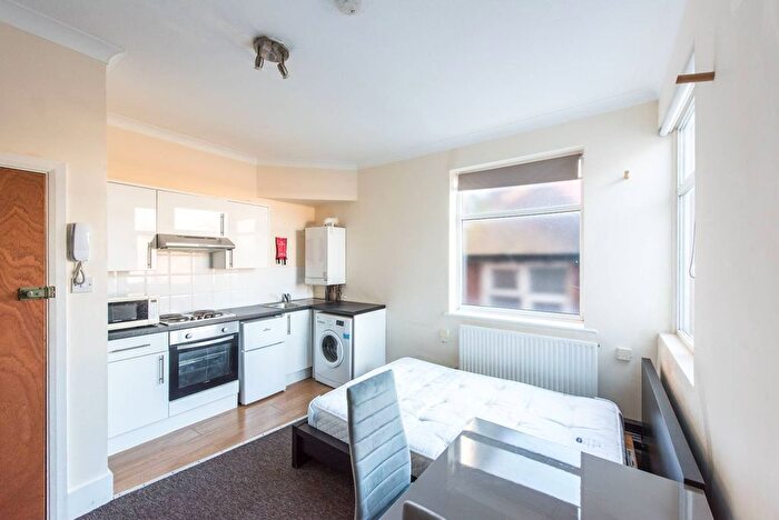 Studio To Rent In North End Road, Golders Green, London, NW11