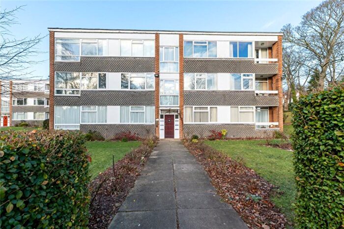 2 Bedroom Apartment For Sale In Avondale Court, Leeds, LS17