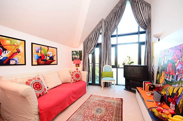 2 Bedroom Flat To Rent In Putney Bridge Road, Putney, London, SW18