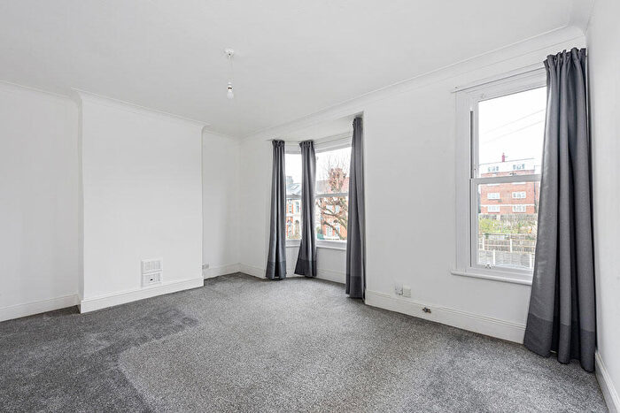 3 Bedroom Flat To Rent In Clarendon Road, Upper Leytonstone, E11