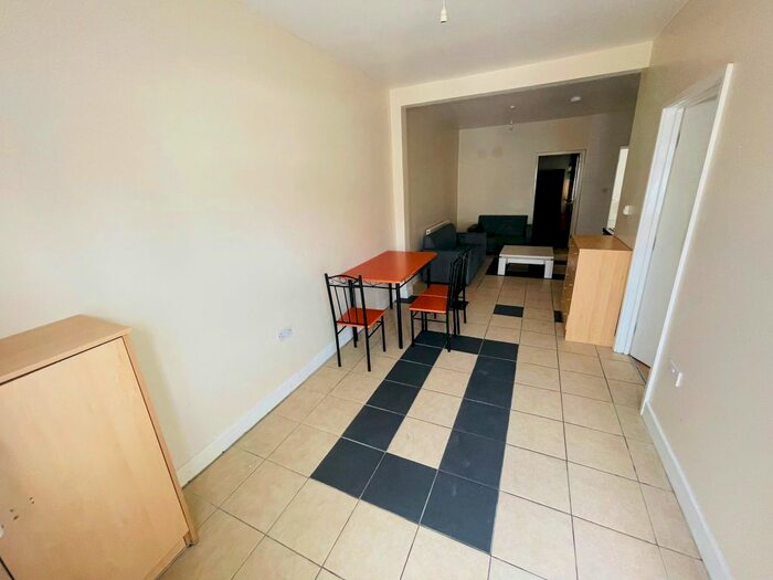 2 Bedroom Flat To Rent In Scotts Road, Southall, UB2