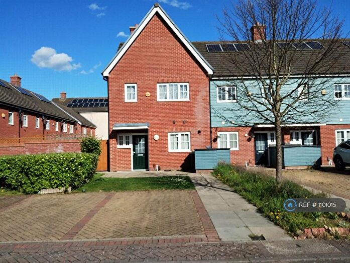 3 Bedroom End Of Terrace House To Rent In Melford Road, Slough, SL2
